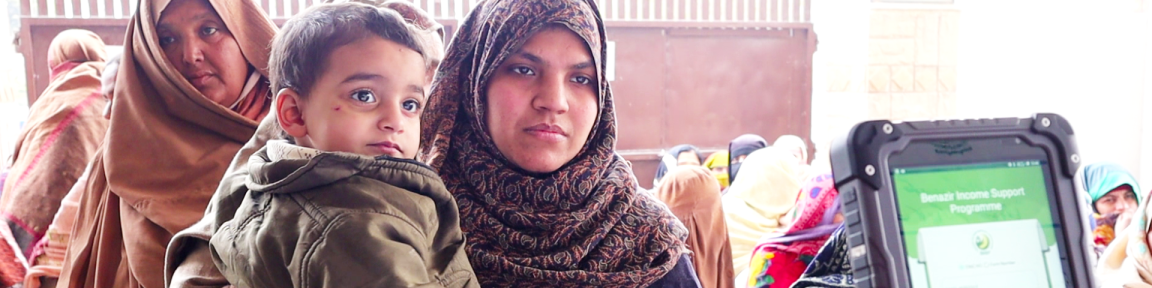 Frauen stehen in einer Schlange bei einer Registrierung.