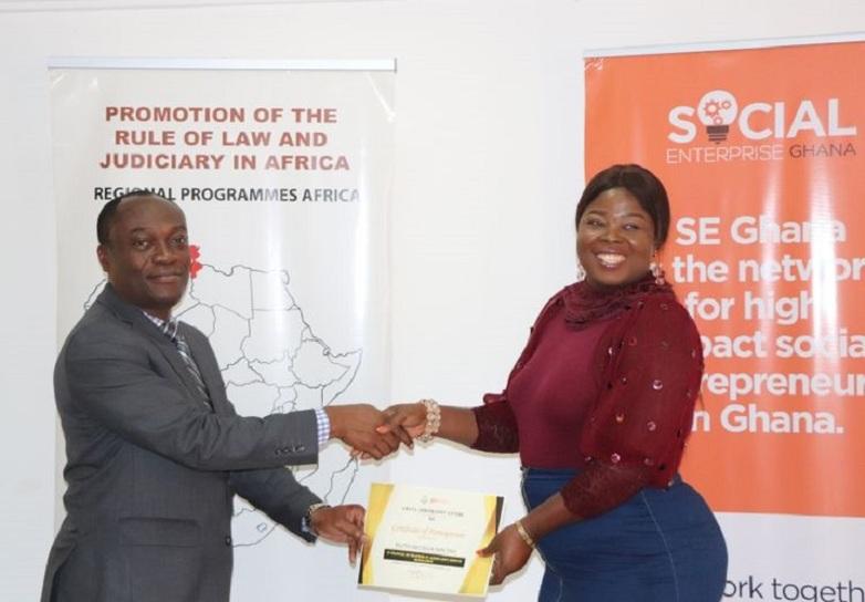 A participant of the Alternative Dispute Resolution (ADR) for Entrepreneurs training course of the network organisation Social Enterprise Ghana receives her certificate.  Copyright: GIZ/Doreen Delali Anyormitse