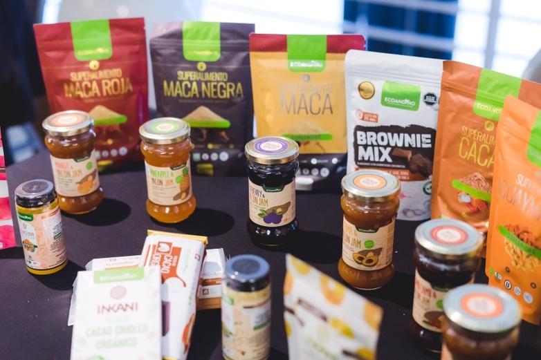 Un empresario respetuoso con la biodiversidad presenta sus productos de papa a una inversora de impacto.