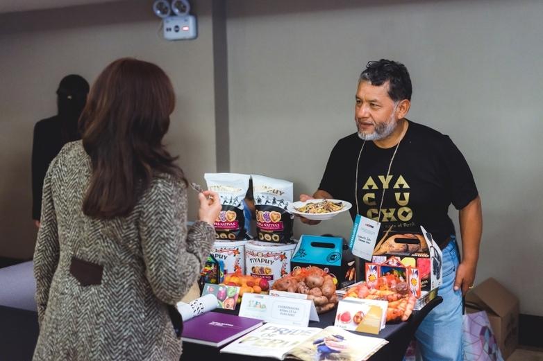 Diversos superalimentos sobre una mesa procedentes de la biodiversidad de los Andes y la región amazónica.