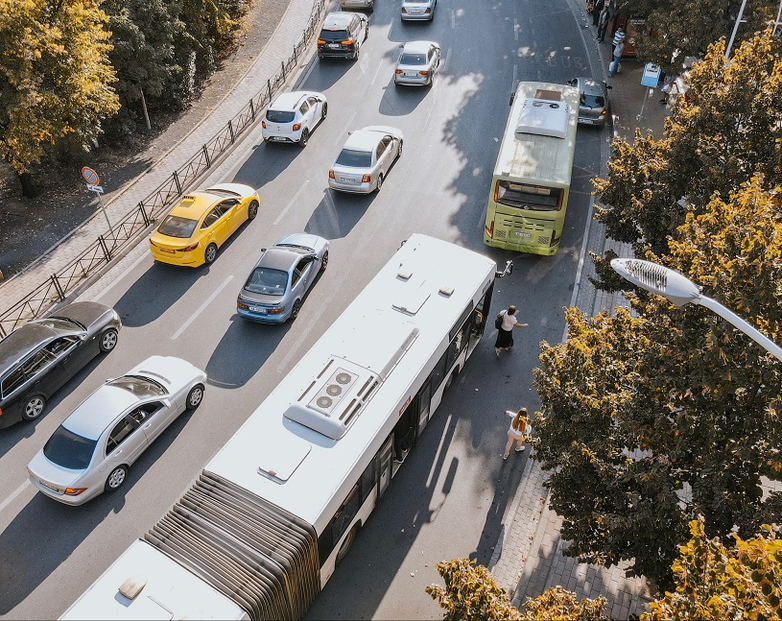 gizIMAGE_public-transport-and-cars-in-tirana