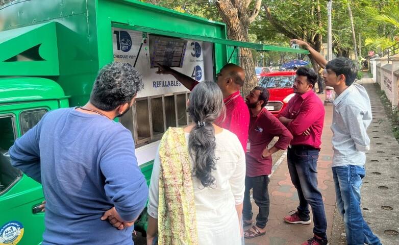 Das Umweltfahrzeug bietet unter dem Motto Verringern/Wiederverwenden/Nachfüllen umweltfreundliche Alternativen für Haushalts- und Körperpflegeprodukte zur Reduzierung des Plastikmülls in Indien.