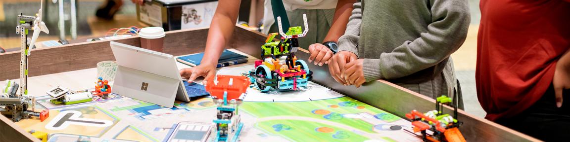 Junge Menschen lernen anhand von Robotern aus Lego den Einsatz digitaler Technik.