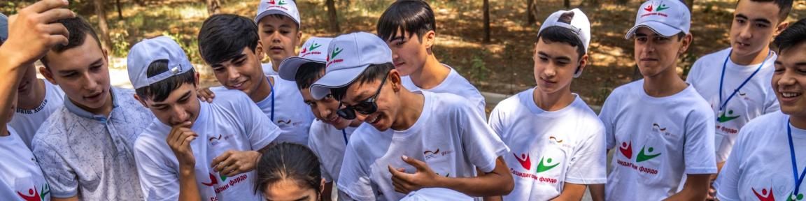 Jugendliche nehmen an Spielen in einem Jugendcamp in Tadschikistan teil.