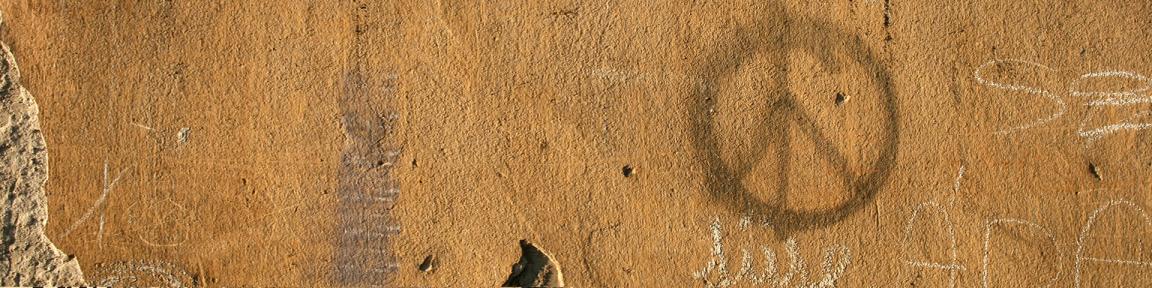 Ein Friedenszeichen auf einer Hauswand.