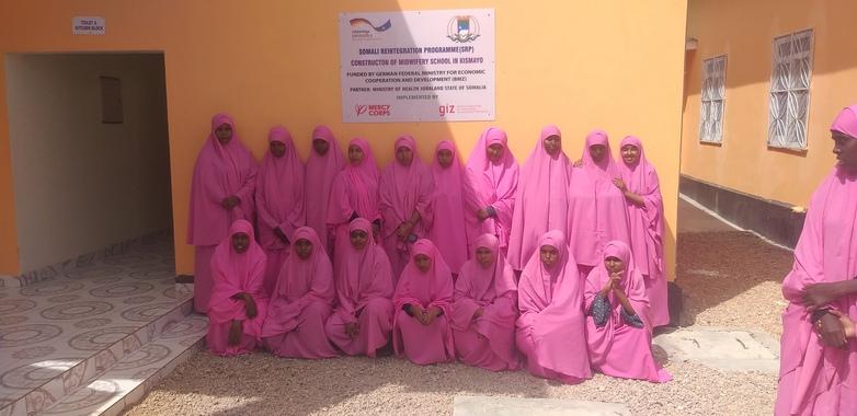 Students at the newly constructed Midwifery school. Copyright: GIZ