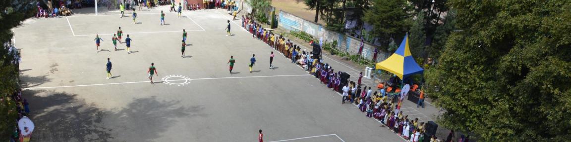 Blick von oben auf ein Fußballspiel