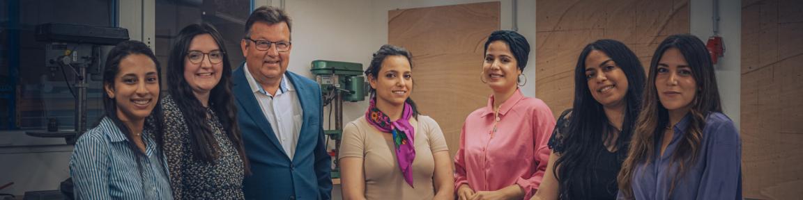 Sept personnes se trouvent dans l’atelier d’une entreprise, dans le nord de l’Allemagne. Les cinq jeunes femmes de ce groupe suivent une formation d'électricienne.