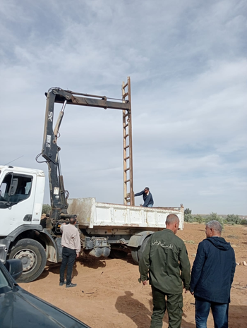 Des représentant·e·s des autorités confisquent du matériel de forage illégal.