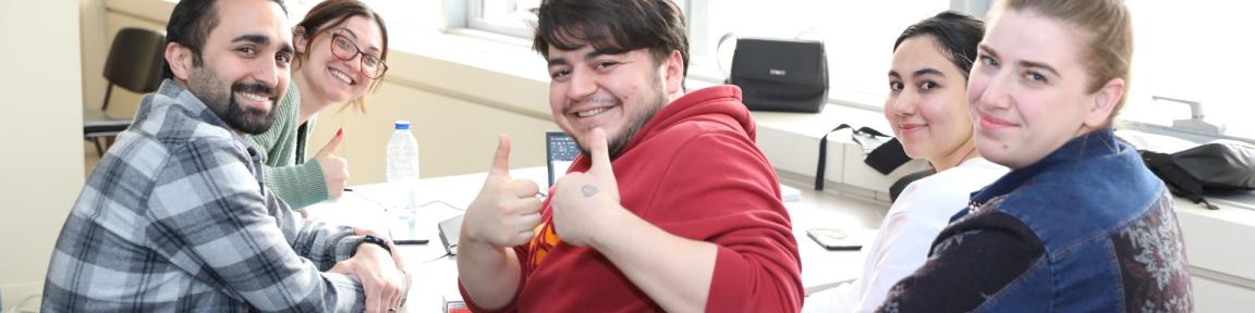 Teilnehmende sitzen bei einer Schulung zusammen.