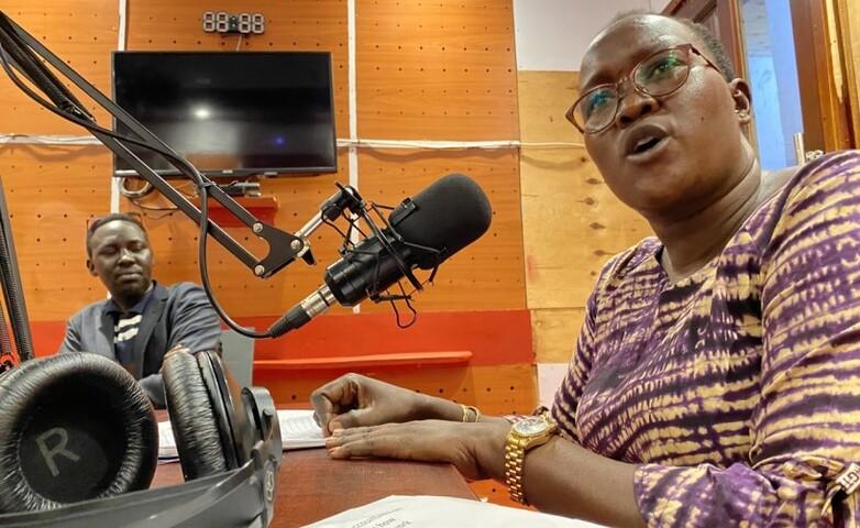 Eine Frau spricht in ein Mikrofon