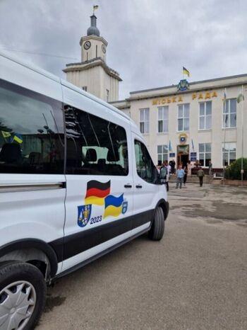 Handover of a minibus from the partner municipality in front of the town hall in Chortkiv.