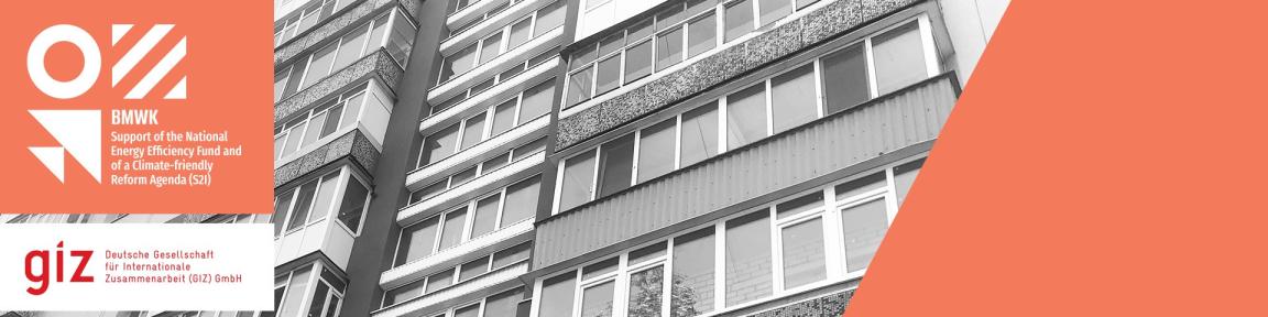 Logo des Projekts und der GIZ mit einem Wohngebäude im Hintergrund.
