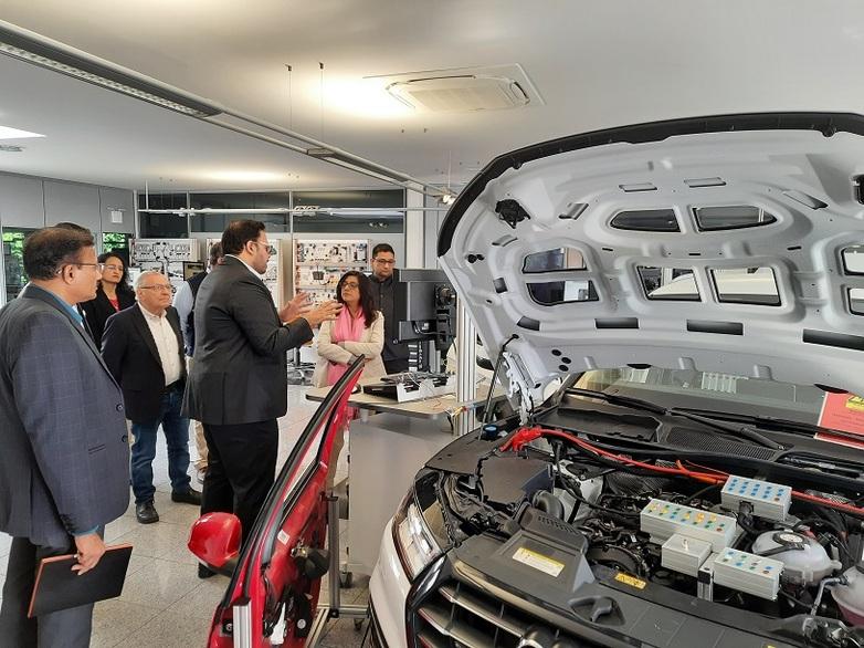 Die Delegation einer internationalen Studienreise aus Gujarat unter der Leitung von Generalsekretärin Anju Sharma beim Besuch der Berufsbildungswerkstatt der Lucas-Nülle GmbH