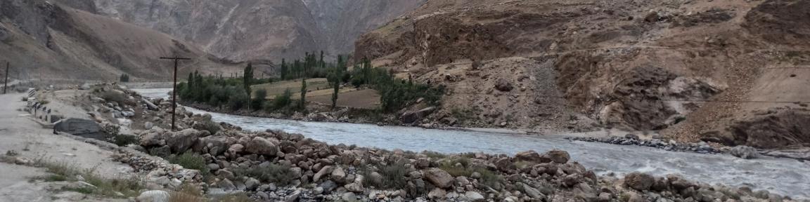 Ein Fluss fließt durch eine steinige, gebirgige Landschaft