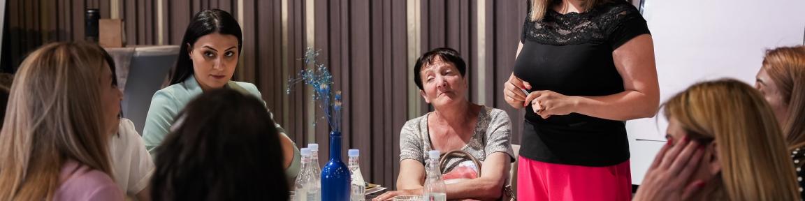 Mehrere Frauen diskutieren zu den Herausforderungen für Politikerinnen auf lokaler Ebene während der Gründung des Women Empowerment Club. Copyright: GIZ/Bogossi Production