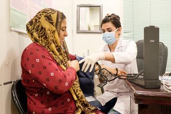 Dr. Amira Haussain mißt ihrer Parientin den Blutdruck im Kabarto Camp. Fotos: Fabian Schwan-Brandt