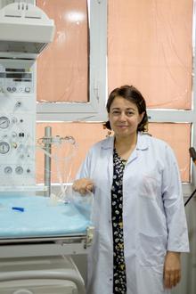 Gynäkologin in der Geburtenstation in IDP Camp Kabarto 1, erklärt die Funktion des Inkubators