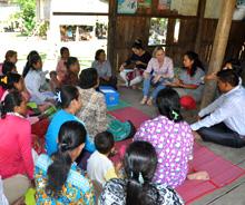 Kambodscha. Projektmitarbeiter bei einem Feldbesuch. © GIZ