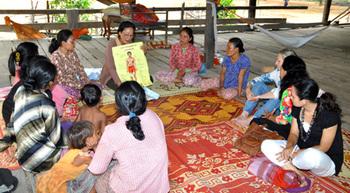 Kambodscha. Projektmitarbeiter bei einem Feldbesuch. © GIZ