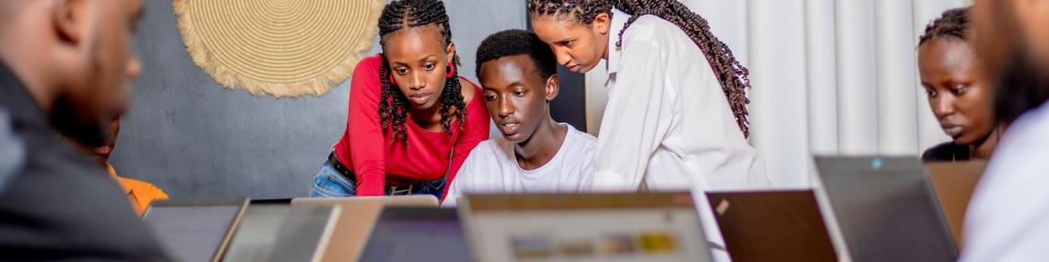 Junge Menschen arbeiten in Ruandas Global Business Services Sektor.