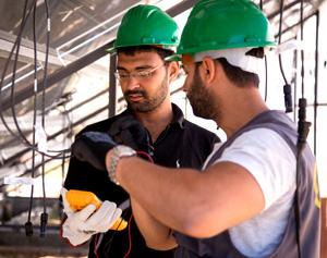 Tunesien. Spannungsmessung an einer Photovoltaikanlage zu Lehr- und Lernzwecken im Berufsbildungszentrum der Technopôle de Borj Cedria. © GIZ