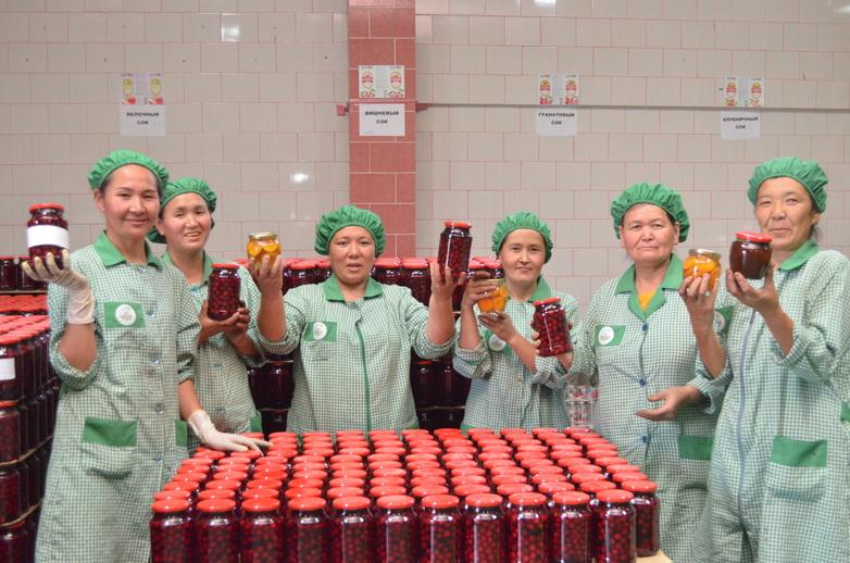 Staff at ‘Farmers Organic Garden’: the company processes local products, and is introducing international standards for food safety © GIZ