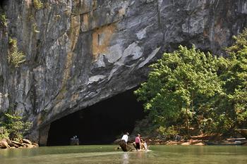 Eingang zu einer Tropfsteinhöhle im Phong Nha-Ke Bang Nationalpark, Quang Binh Provinz, Vietnam.
