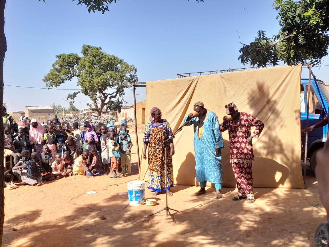 Les membres de la communauté locale apprennent à mieux connaître la santé mentale grâce à une représentation théâtrale interactive au Burkina Faso.