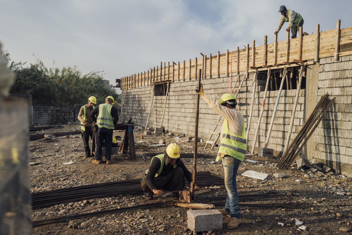 Arbeiter arbeiten auf einer Baustelle.