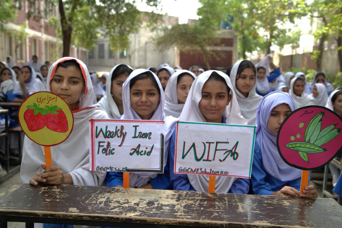 Eine Gruppe von Mädchen hält verschiedene Schilder in die Höhe und zeigt ihre Botschaften.