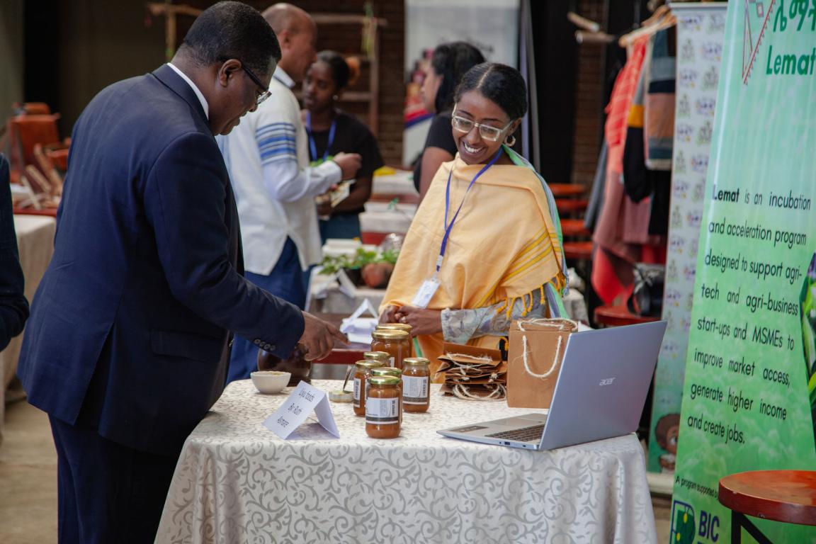 Eine Unternehmerin stellt dem Staatsminister des Industrieministerium auf dem Startup Ecosystem Festival in  Äthiopien ihre Honigprodukte vor.