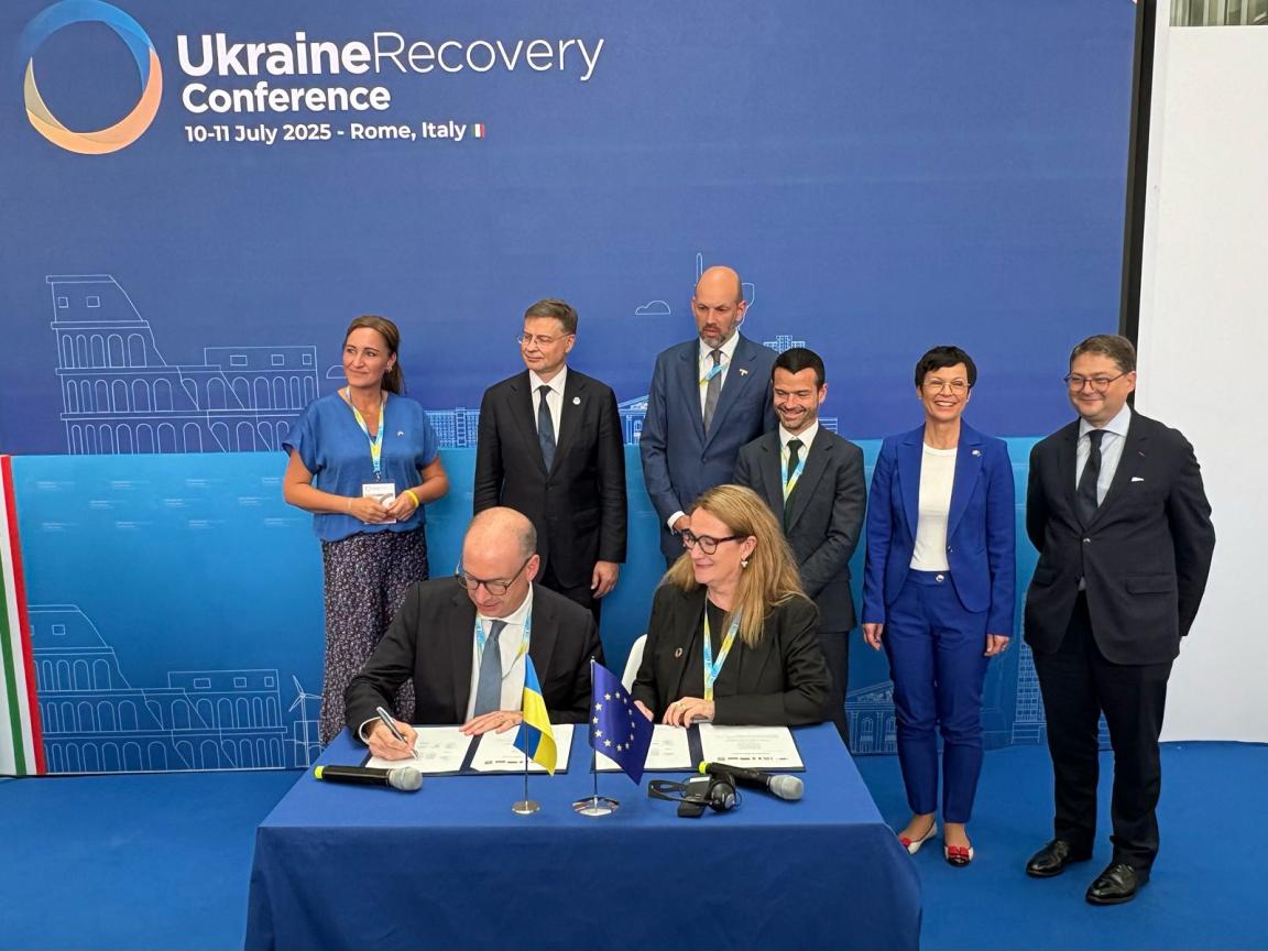 Niels Annen and Ingrid-Gabriela Hoven sign an agreement at the Ukraine Recovery Conference 2025.
