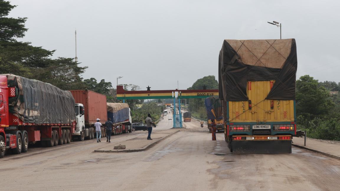 Camion à un poste frontière.