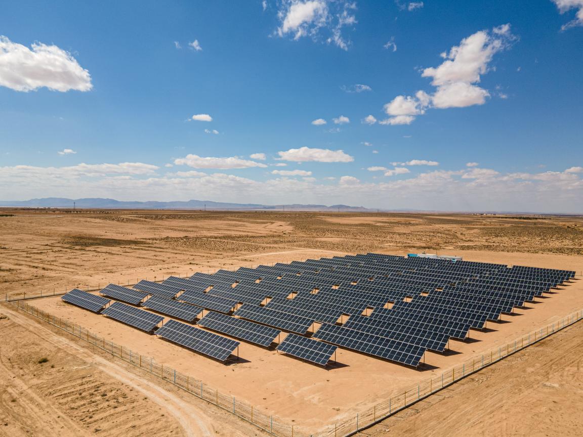Solarpark in einer Wüstenlandschaft in Skhira.