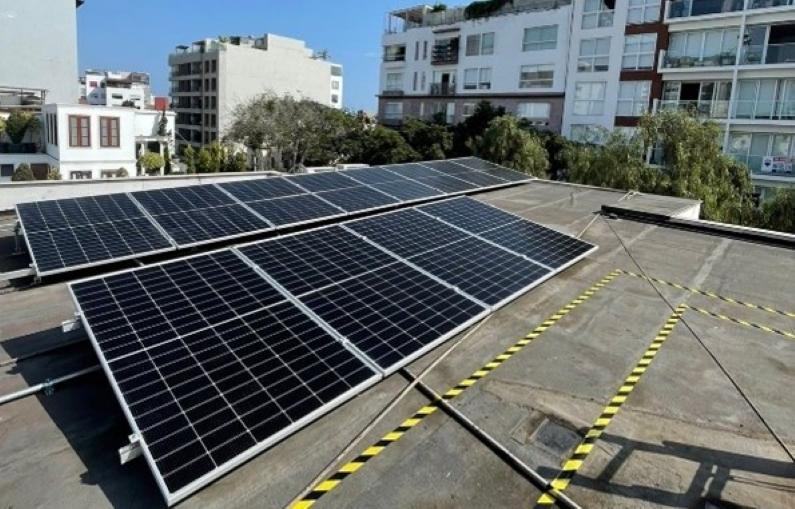Paneles solares en un techo.