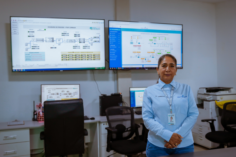 Jefa de planta de Empresa de agua San Martín en su centro de control del sistema de alerta temprana.