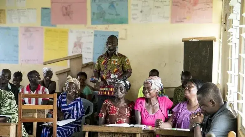 Des producteurs de cacao participant à une session de formation dans une salle de classe.
