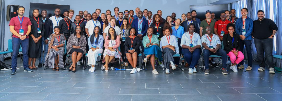 Zahlreiche lachende Personen auf einem Gruppenfoto beim Event SAIStival 2025 in Nairobi, Kenia.