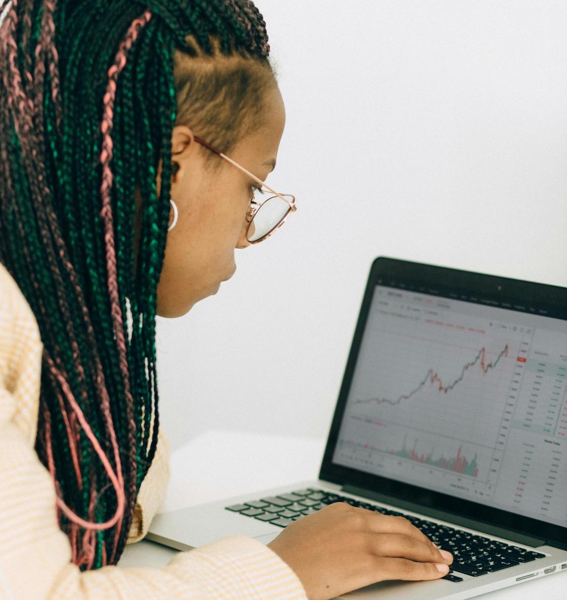 Eine Person bedient einen Laptop.