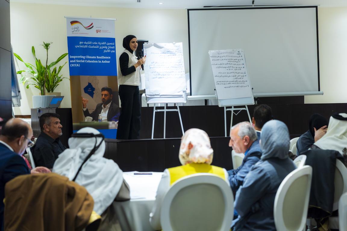 Lokale Friedensakteur*innen sitzen bei einem Workshop in Bagdad.