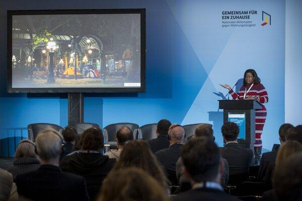 A woman speaking at the annual congress of the National Forum against Homelessness.