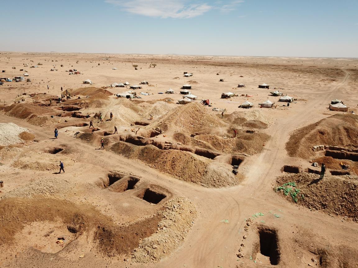 Campement d’une mine artisanale dans le désert.