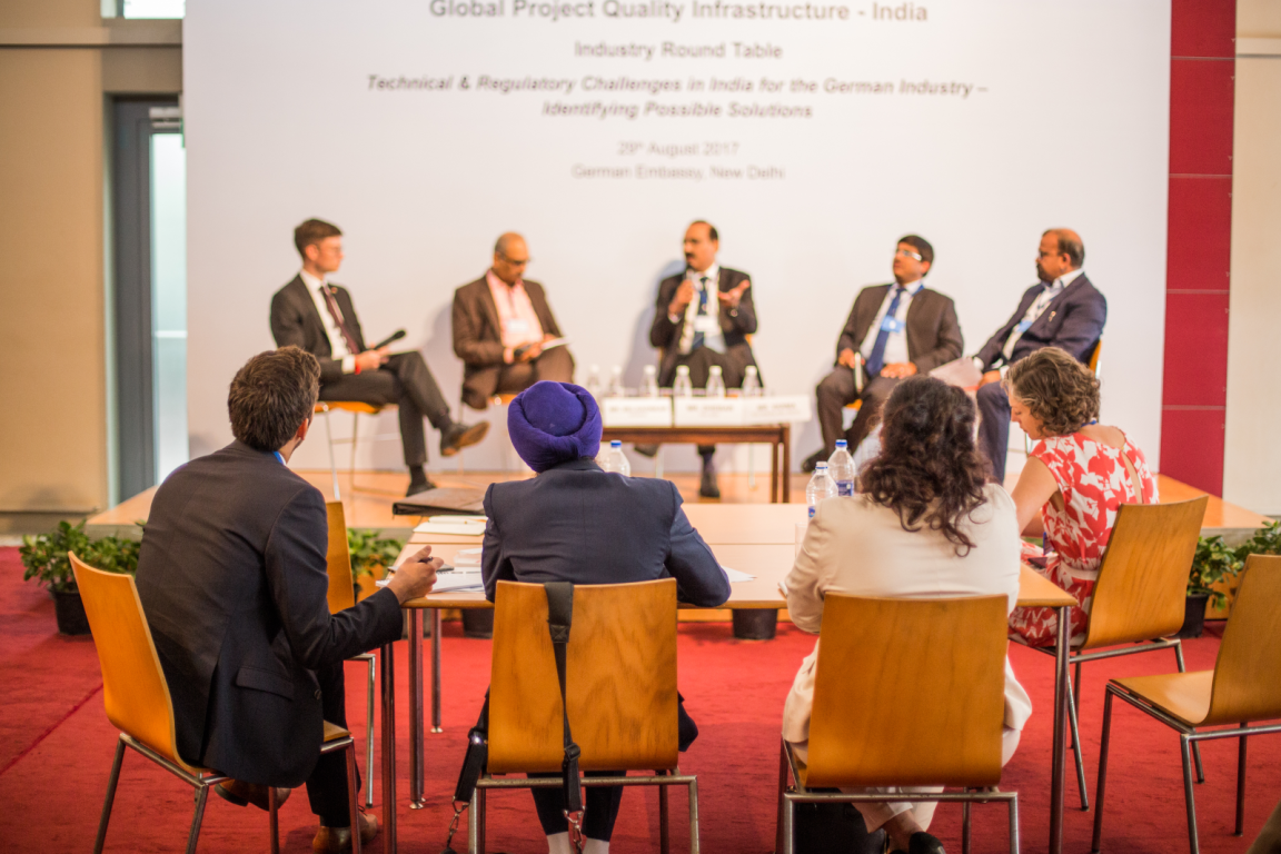 Teilnehmende einer Podiumsdiskussion des Globalprojekts Qualitätsinfrastruktur in Indien