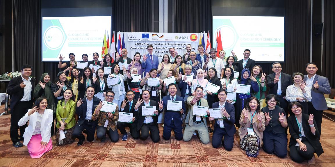 Eine Gruppe von Menschen vor einem Bildschirm. 