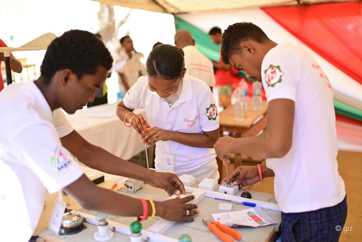 Drei Schüler*innen bei einer Photovoltaik-Schulung.