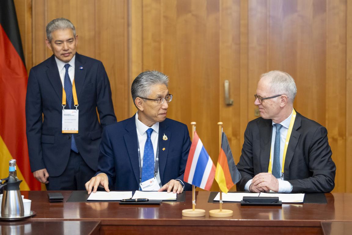 Udo Philipp and Samerjai Suksumek sign the official launch of the Thai-German Energy Dialogue.