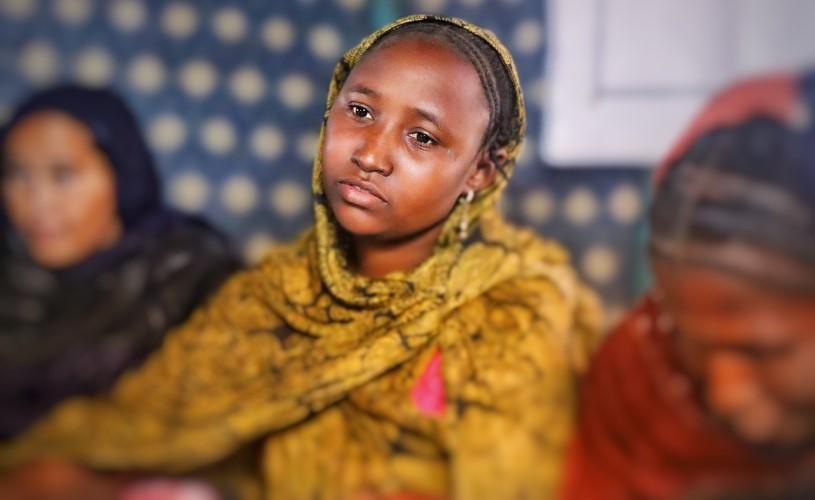 Une jeune réfugiée participant à une campagne de sensibilisation promouvant l’éducation. 