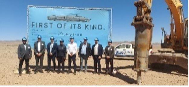 Männer stehen bei einer Projekteinweihung zu grüner Eisenproduktion in Namibia zusammen.