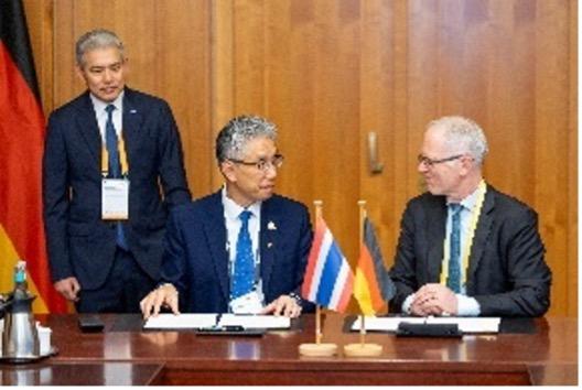Udo Philipp und Samerjai Suksumek unterschreiben die offizielle Einführung des deutsch-thailändischen Energiedialogs.